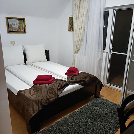 Family Pension Арад Екстериор снимка