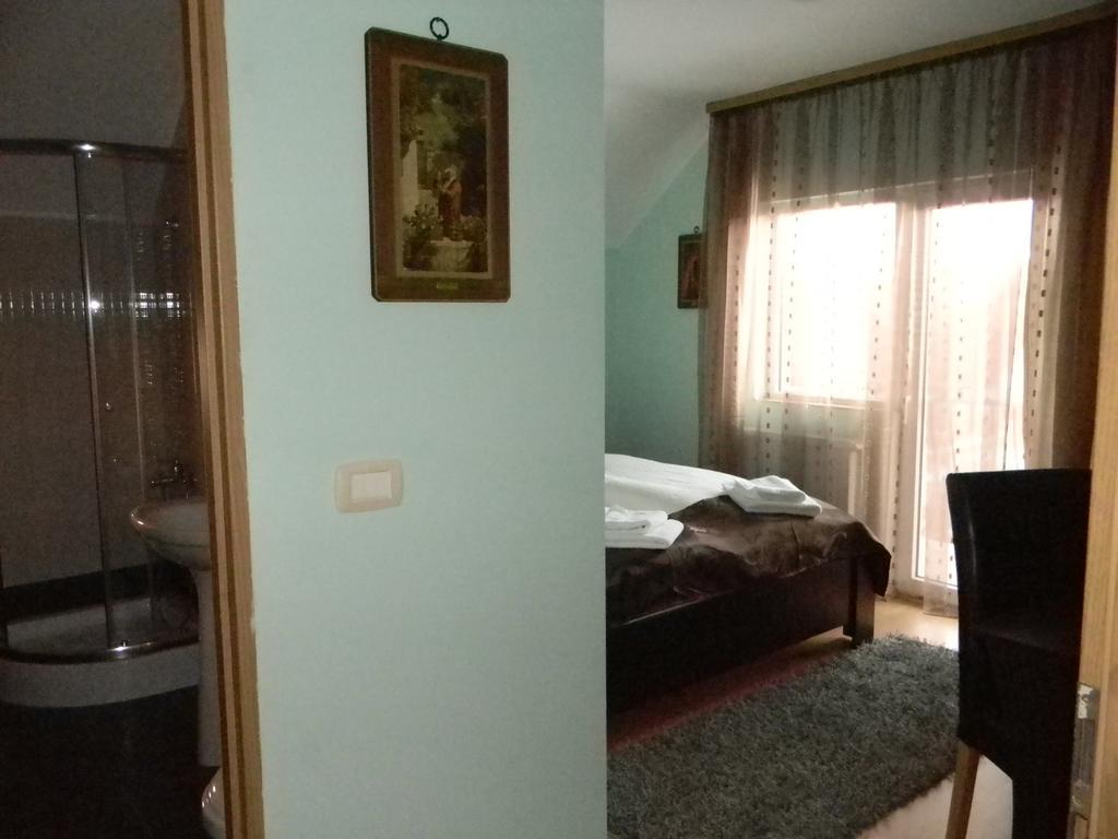 Family Pension Арад Екстериор снимка