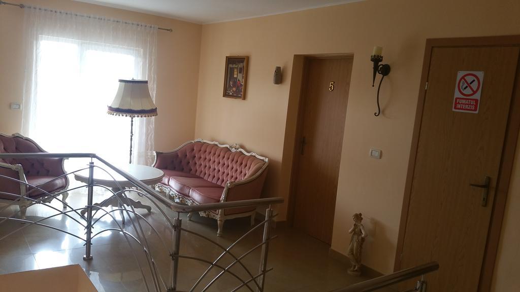 Family Pension Арад Екстериор снимка
