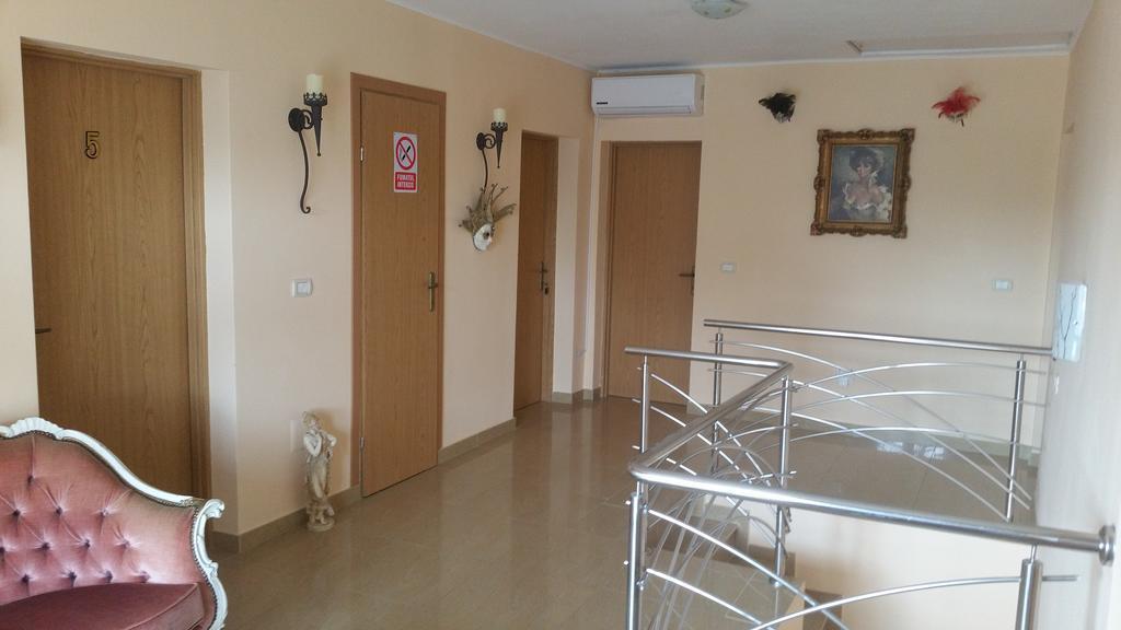 Family Pension Арад Екстериор снимка
